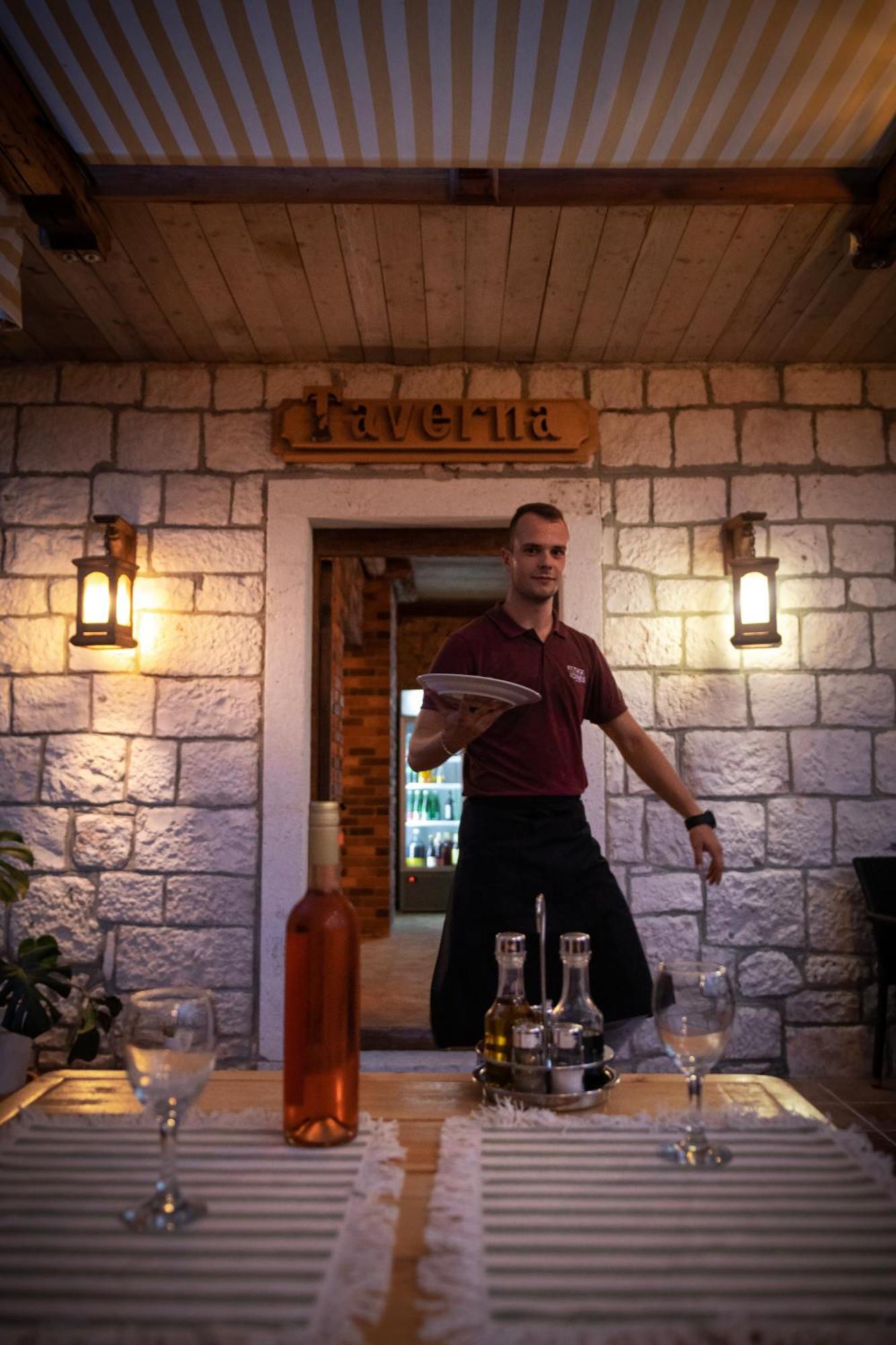 Taverna & Apartment Sutivan