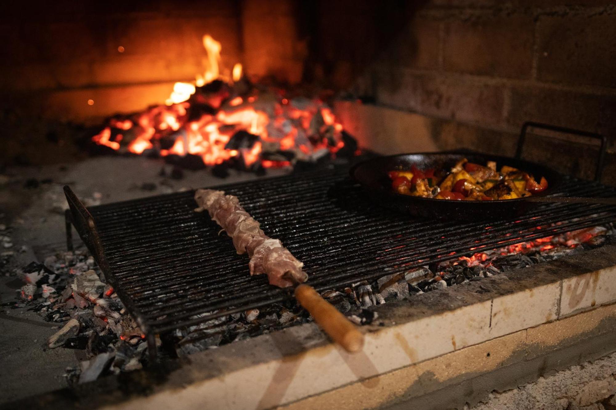 Taverna & *