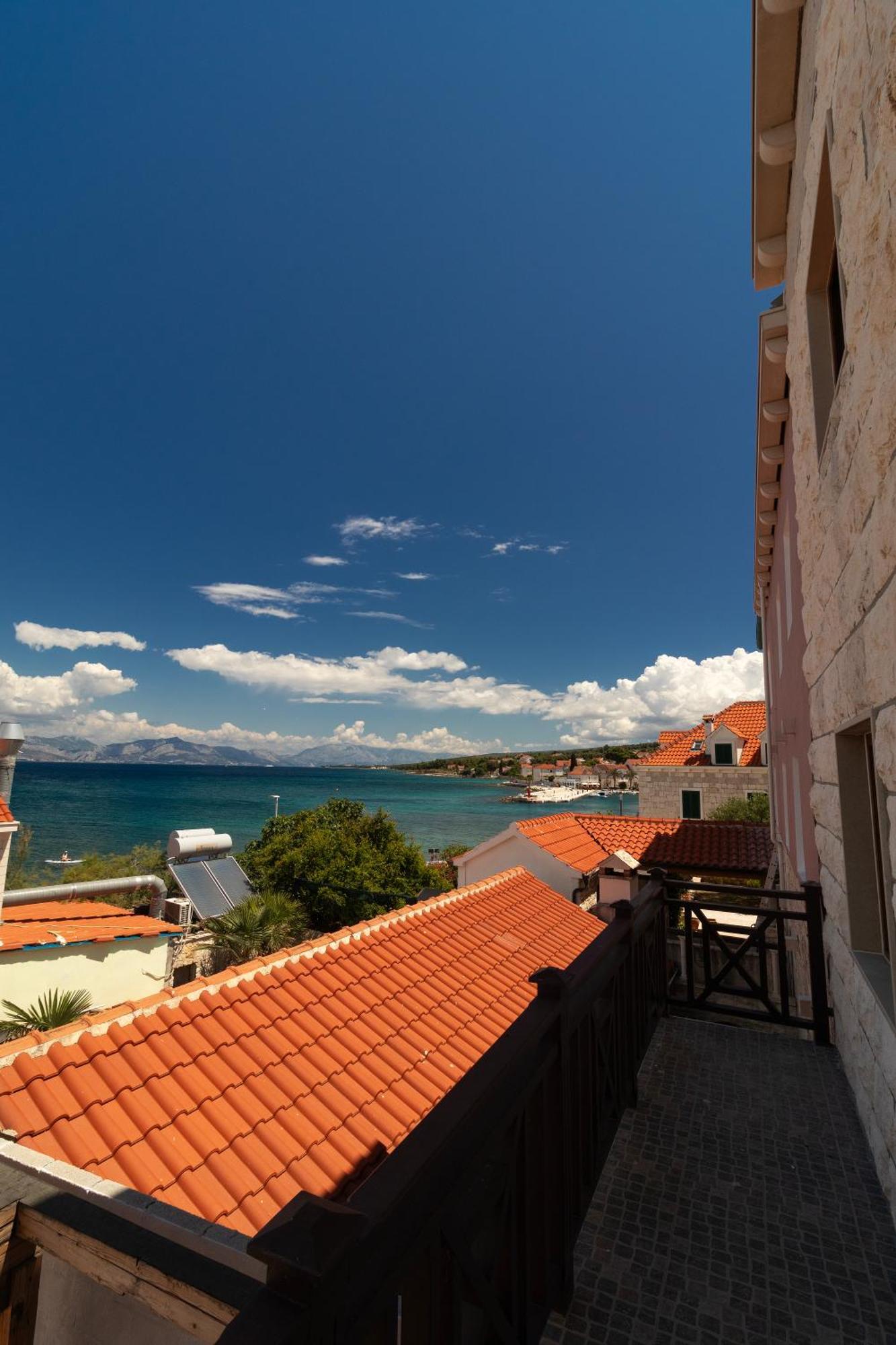 Taverna & *