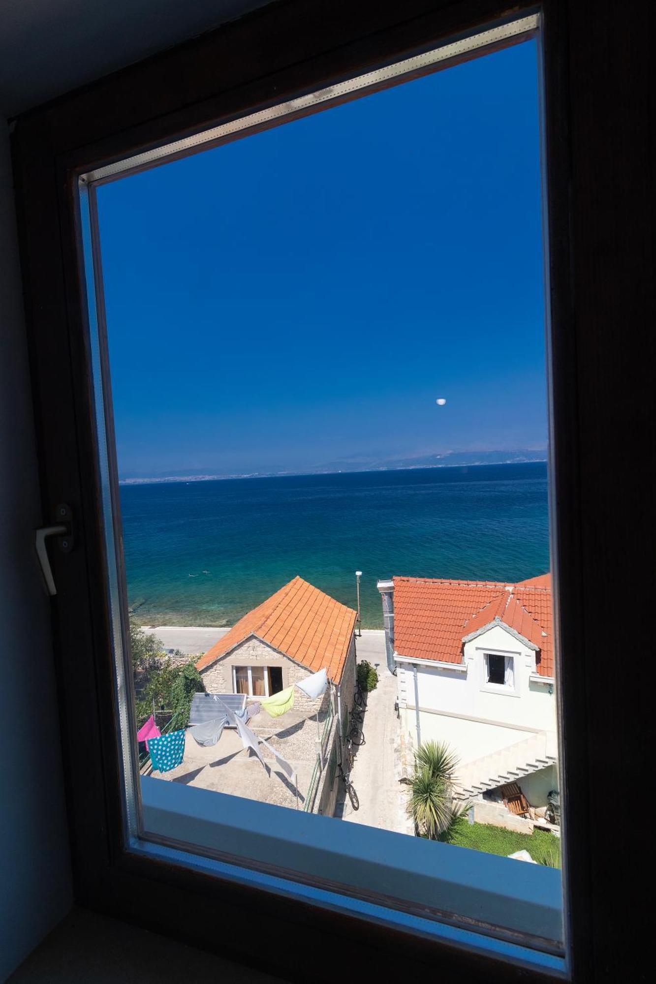 Taverna & *